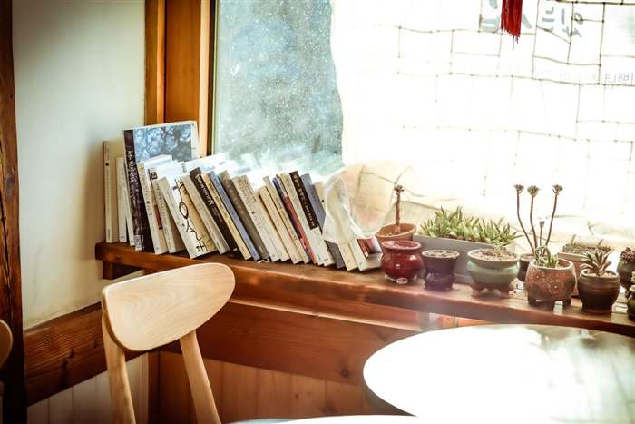 窓辺の読書コーナー