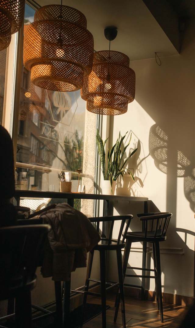 木もれ日が差し込む、りすカフェの店内風景